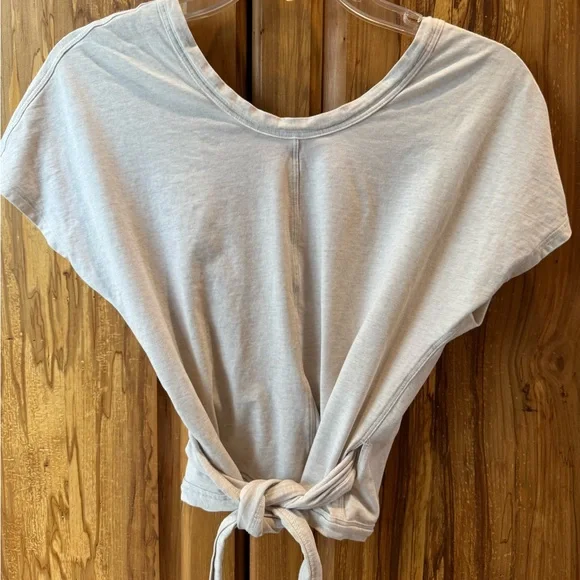 Like new lululemon It’s a tie tee beige size 4 - Picture 6 of 14